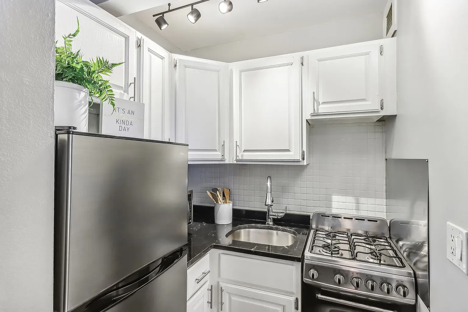 Studio, 1.0 bath, 248 sqft, $1,606 — Photo 2