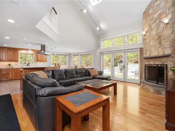 825 Woonsocket Hill Rd, North Smithfield, RI 02896