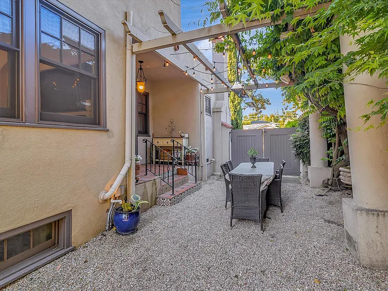 1568 Mariposa Ave — Photo 59