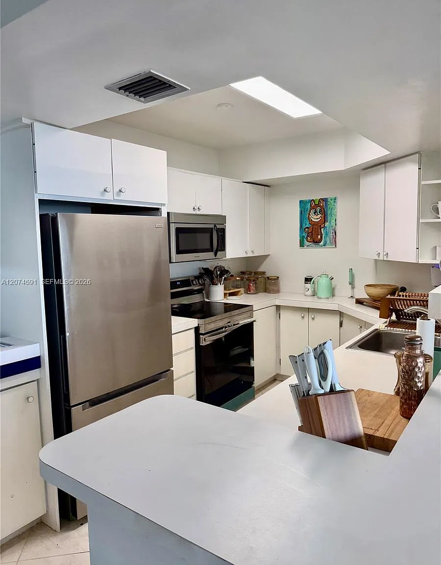 Hollywood Towers Condo — Photo 4