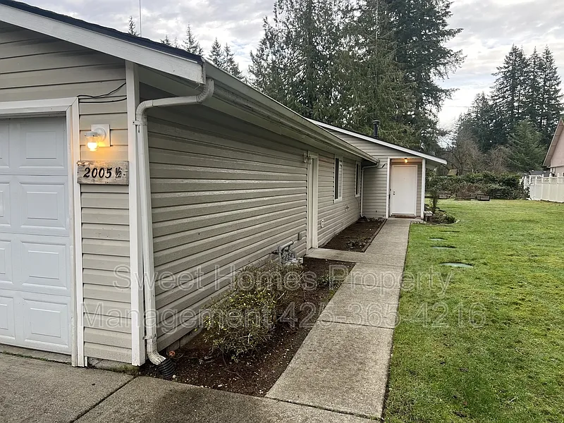 2 bed, 1.0 bath, 875 sqft, $1,900 — Photo 1