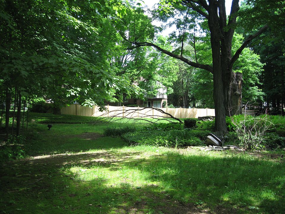 2nd image of 28 Orchard Dr