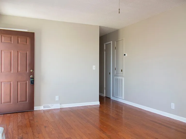 809 Bishop Cir — Photo 4