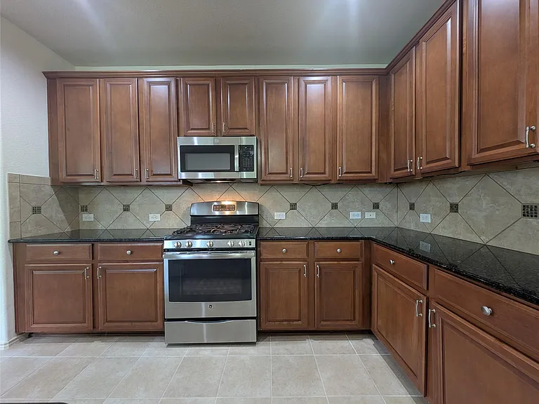 1602 Westmeadow Trl — Photo 7