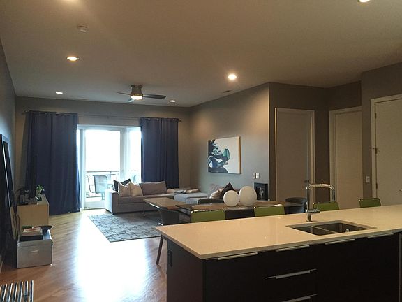 4th image of 2410 W Bloomingdale Ave