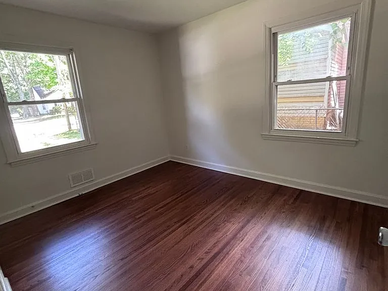 924 Crestmere St — Photo 9