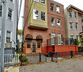 38 Court House Place