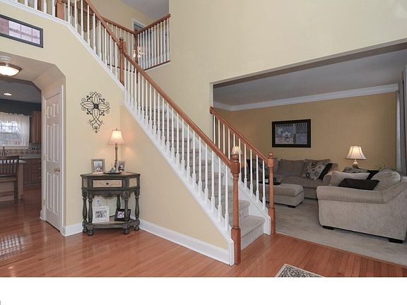 4th image of 10 Wick Dr