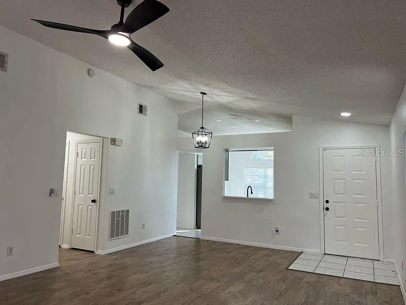 3 bed, 2.0 bath, 1401 sqft, $2,400 — Photo 4