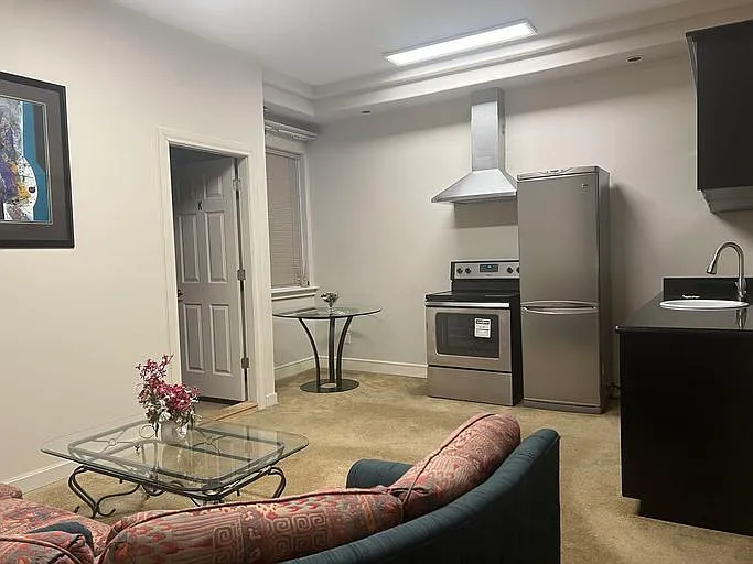 3 bed, 1.0 bath, 1000 sqft, $2,800 — Photo 2
