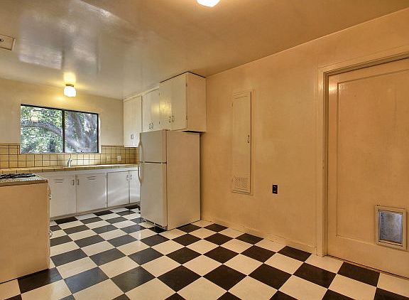 3rd image of 26 Oak Grove Ave