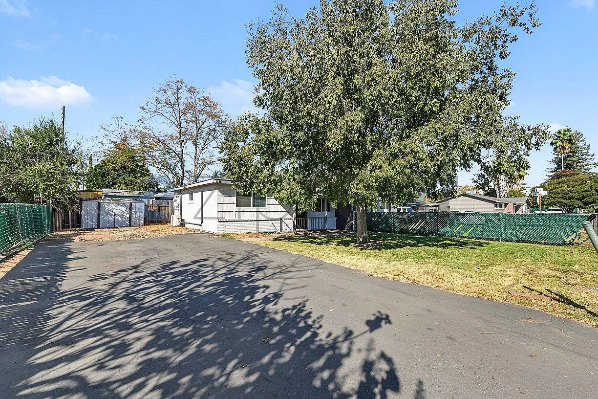 2 bed, 702 sqft, $1,695 — Photo 1