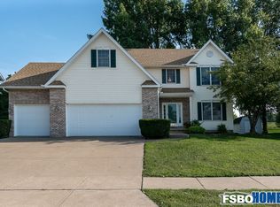 5235 Shawnee Dr, Davenport, IA 52804