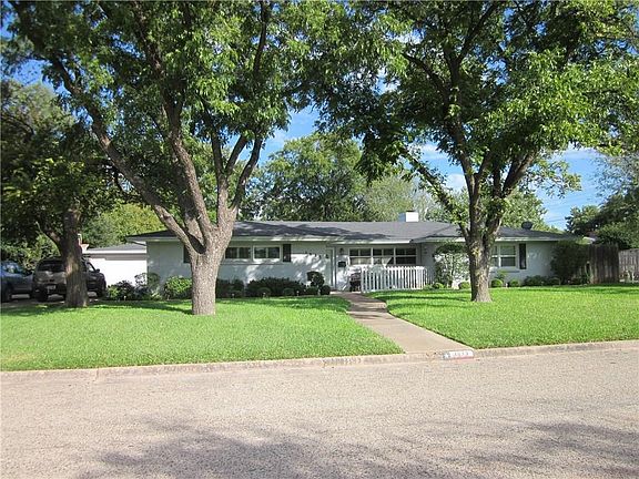 2nd image of 1833 Sylvan Dr