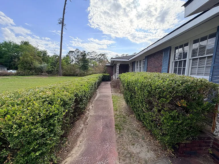 1002 W Alden Ave — Photo 3
