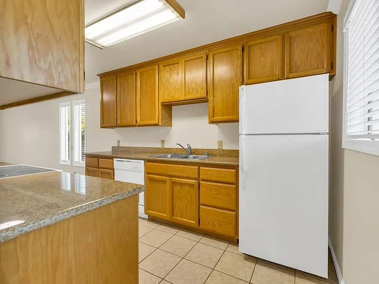 South Land Park Apartments — Photo 25