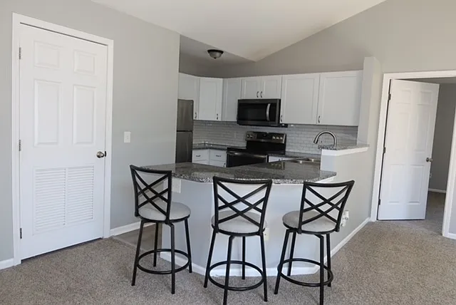 2 bed, 1049 sqft, $1,600 — Photo 3