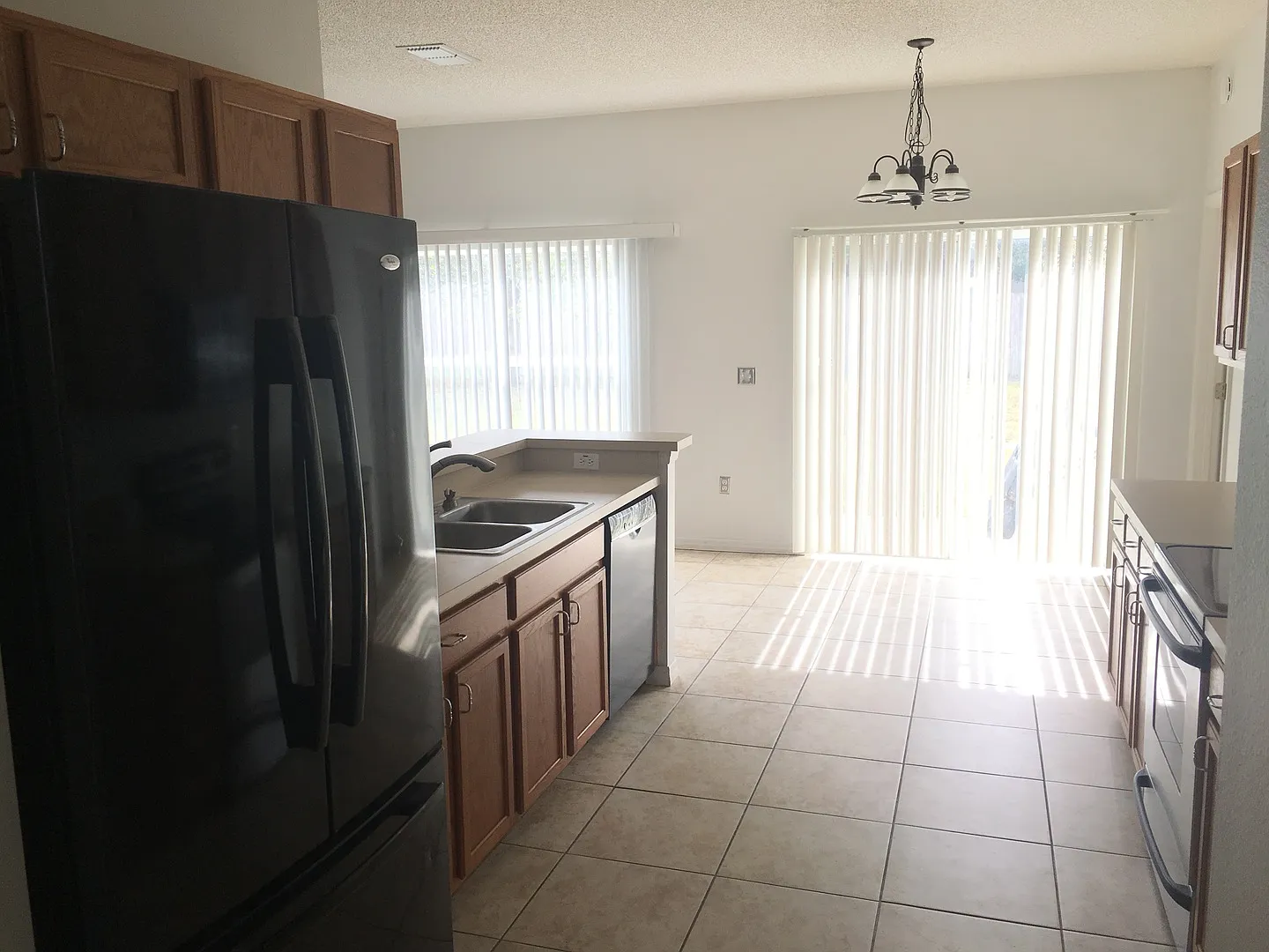 3 bed, 2.0 bath, 1616 sqft, $2,050 — Photo 4