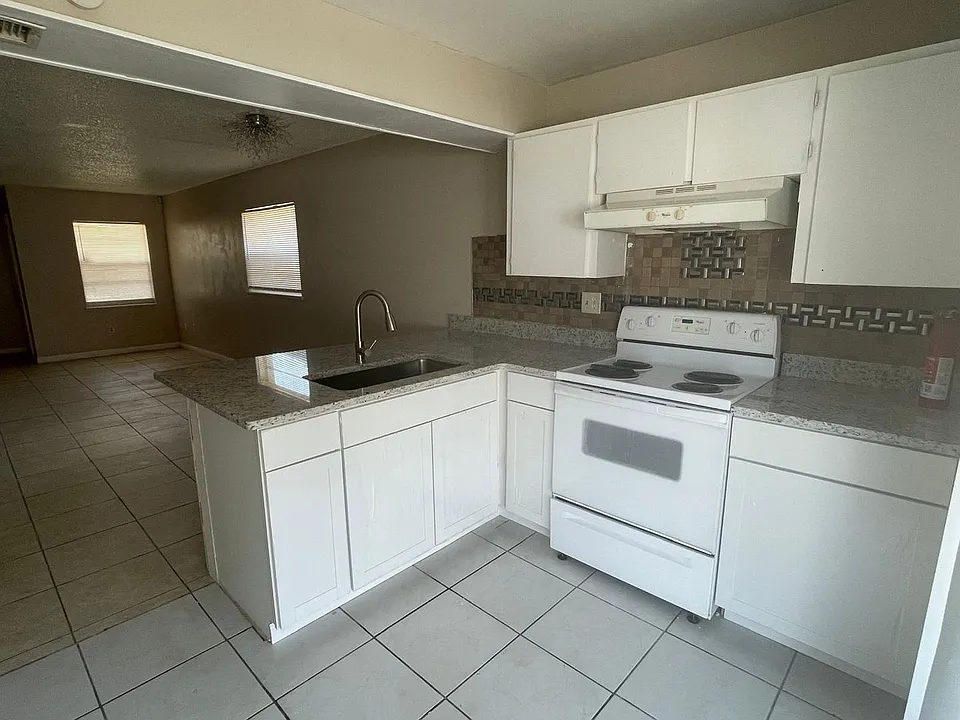2221 Leo Dr