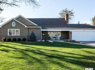 122 Westwood Cir, Roslyn Heights, NY 11577