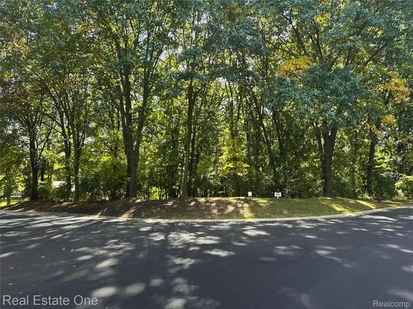 2423 Canterwood, Highland, MI 48357