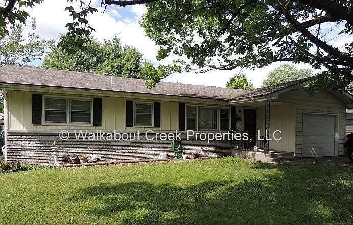 FRONT OF HOUSE VIEW 1