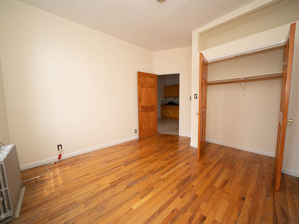 1st image of 26-10 Hoyt Ave S #R2r