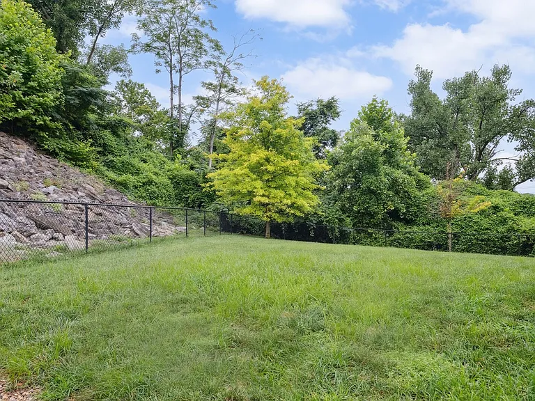 400 Herron Dr #21 — Photo 40
