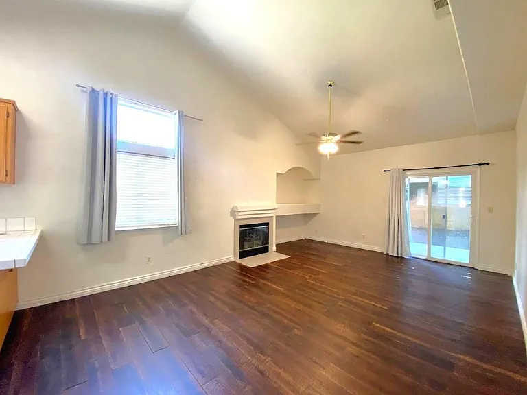 3125 Campus Dr — Photo 4