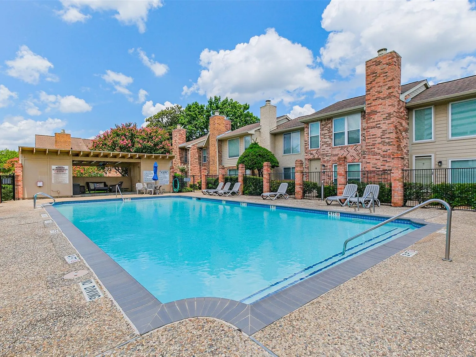 2 bed, 2.5 bath, 1332 sqft, $2,100 — Photo 2