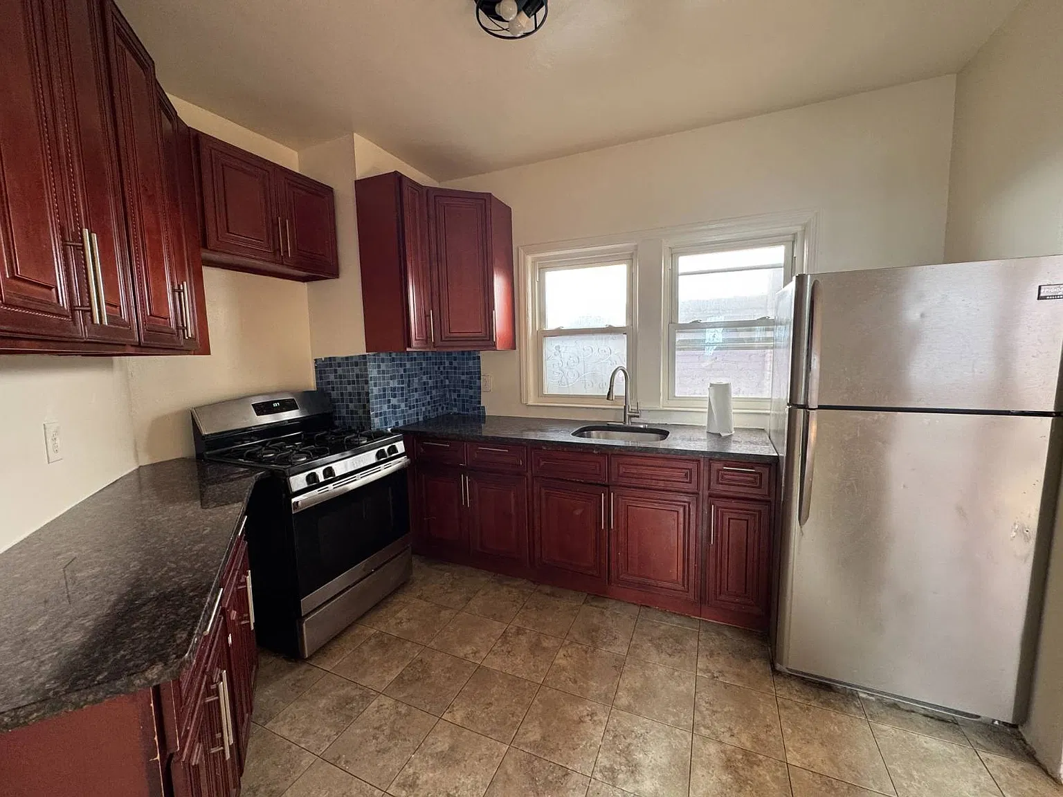 3 bed, 1.0 bath, 900 sqft, $3,000 — Photo 3