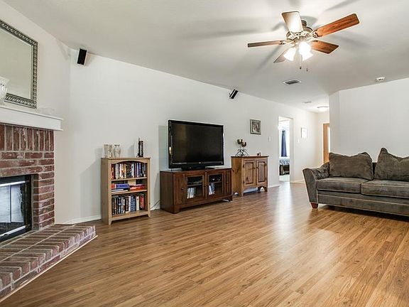 4th image of 2802 Lake Vista Dr