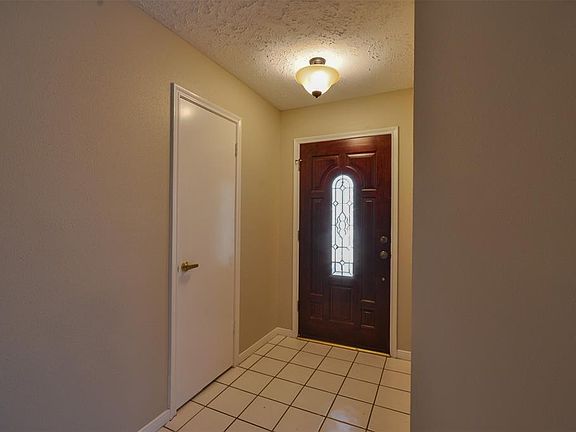3rd image of 2822 Twin Knolls Dr
