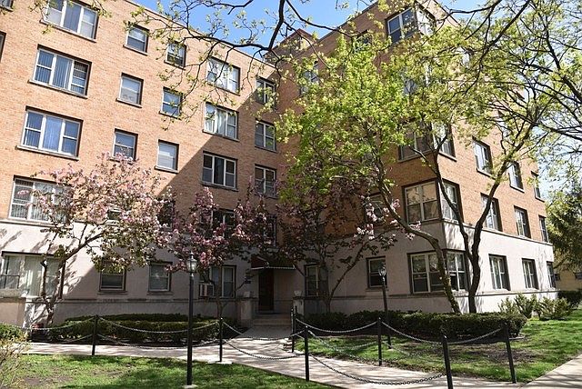 1st image of 2600 W Balmoral Ave #210