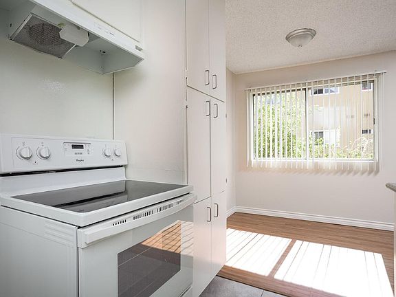 5th image of 13157 Oxnard St #202