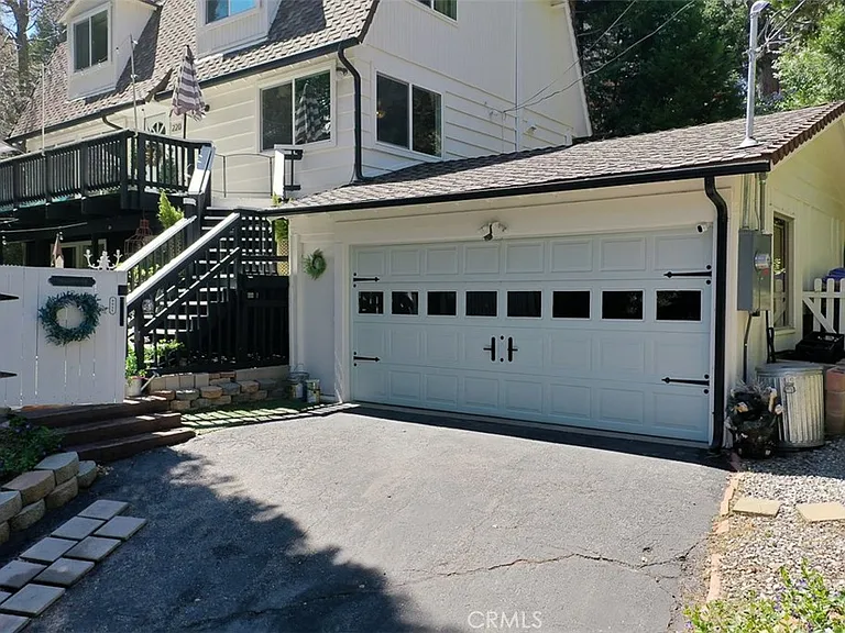220 Oak Dr — Photo 3