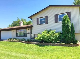 1073 Countryside Dr, Hanover Park, IL 60133