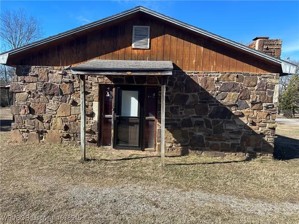99 Mecca St, West Fork, AR 72774
