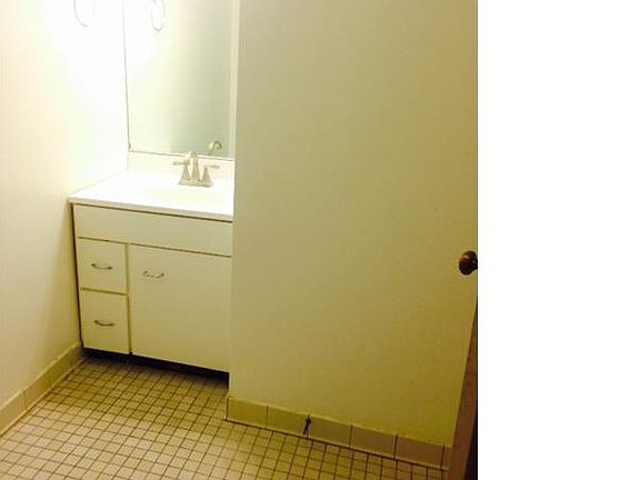 5th image of 939 Delaware Ave APT 403