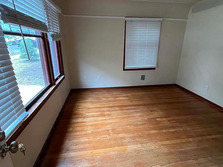 Brentwood Apartments — Photo 8