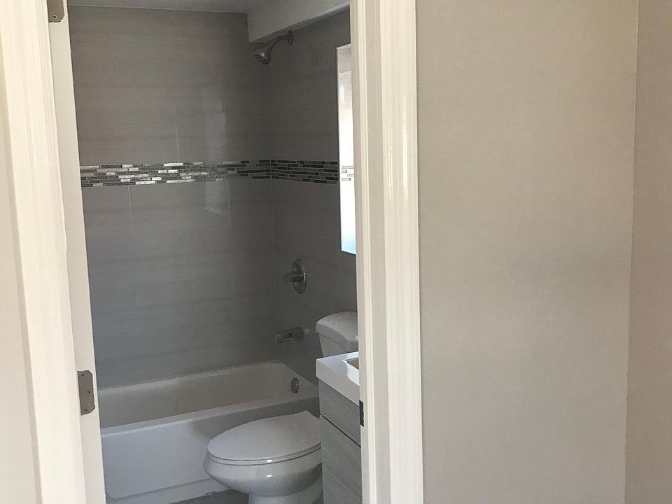 Another view of the full bathroom