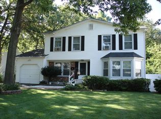 20 Dewey St, Sayville, NY 11782