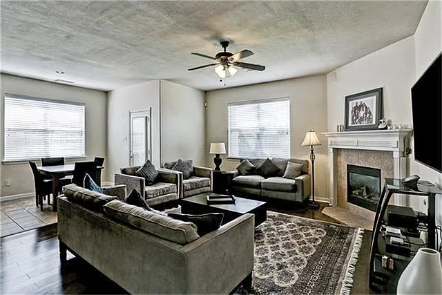 4 bed, 2.5 bath, 3165 sqft, $3,300 — Photo 3
