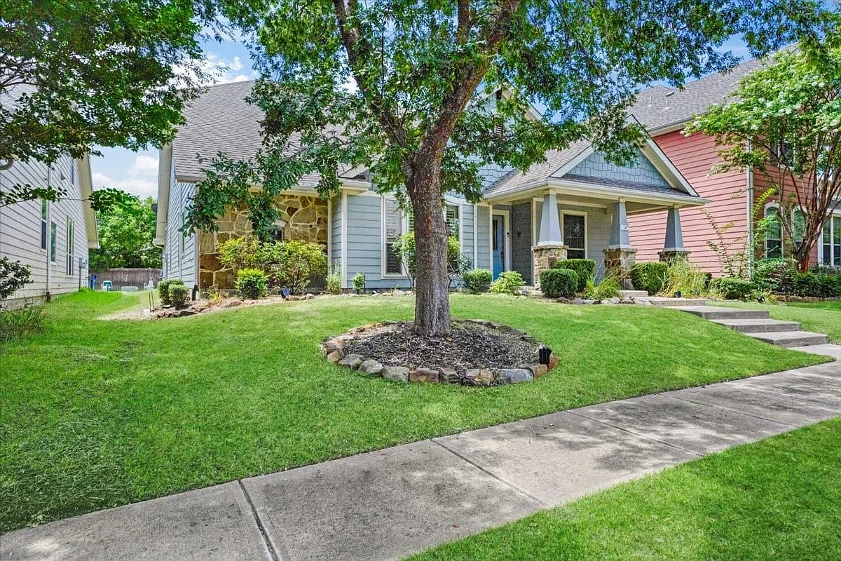 3 bed, 2.0 bath, 2132 sqft, $2,300 — Photo 2