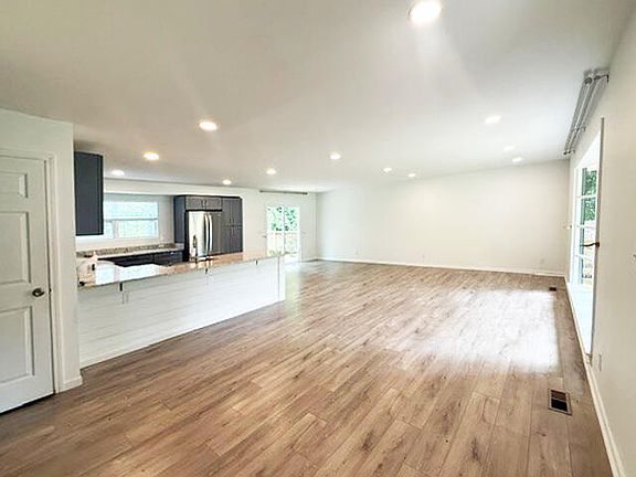 4th image of 1922 Preswood Dr