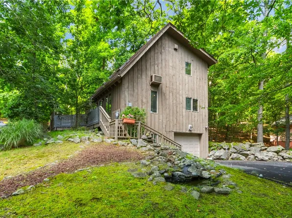 424 Saunders Dr, Bushkill, PA 18324