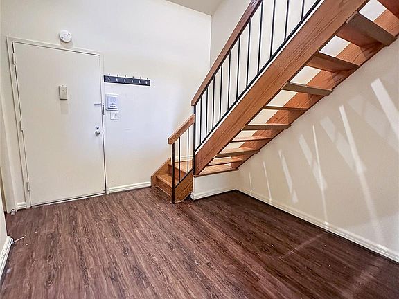 3rd image of 4413 Villa At The Woods