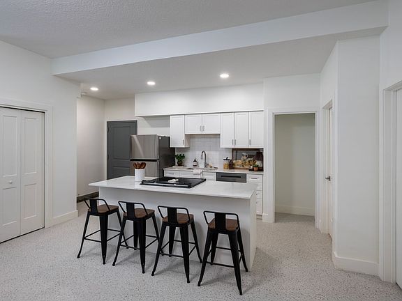 2nd image of 835 Van Buren St #105