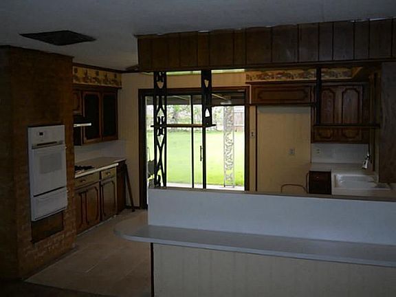 3rd image of 396 Hickory St