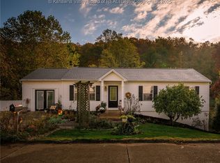 118 Deer Valley Dr, Hurricane, WV 25526